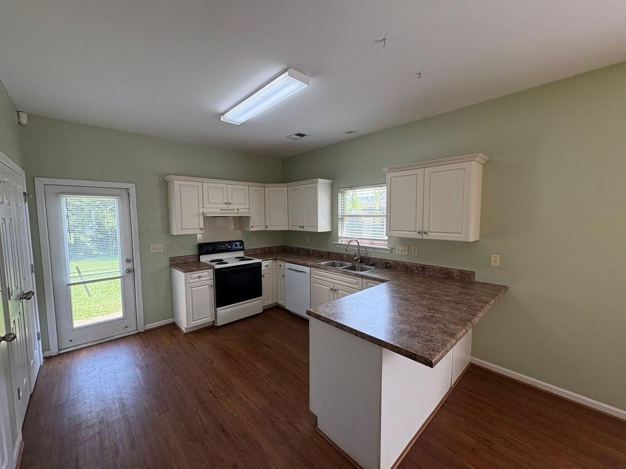 1044 Washington Dr - Photo 6 of 17