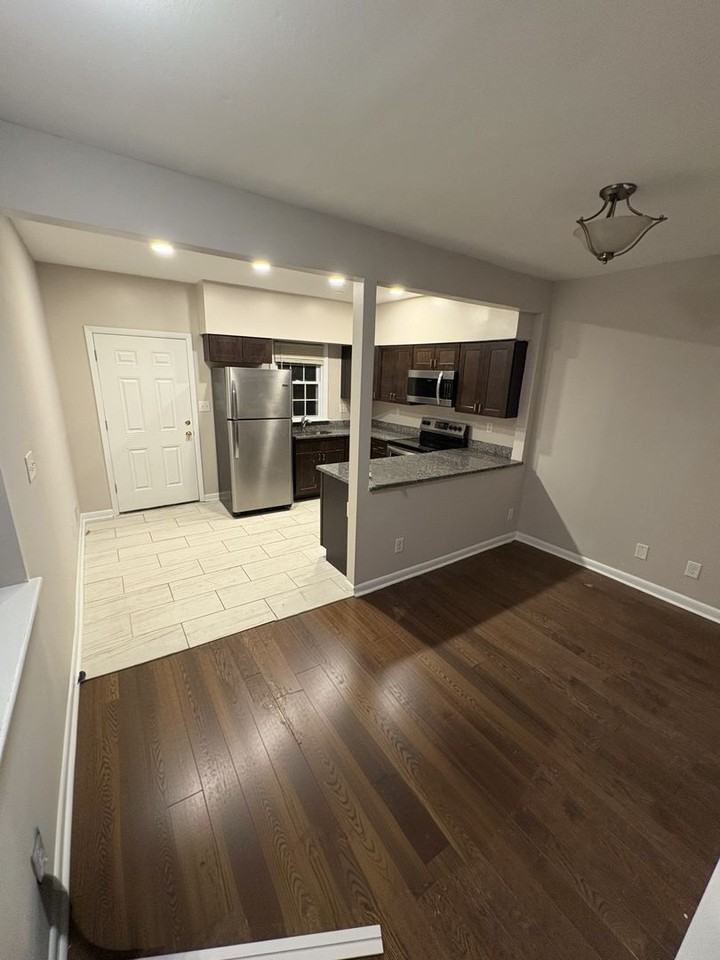 914 N Eden St - Photo 4 of 13