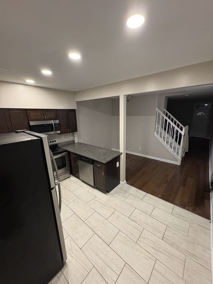 914 N Eden St - Photo 5 of 13
