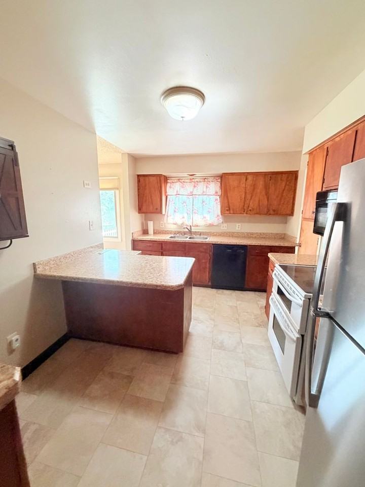 433 Beaverhead Ct - Photo 4 of 15