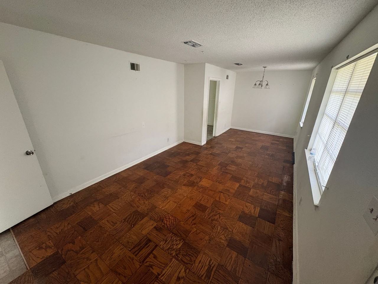 605 Seneca Trl - Photo 2 of 8