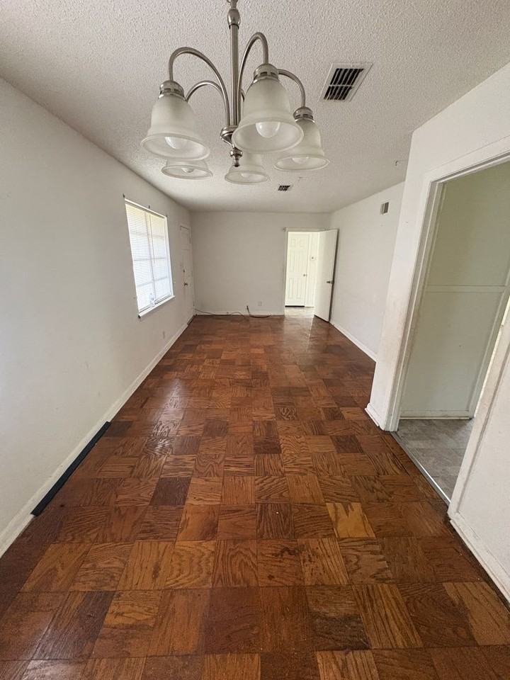 605 Seneca Trl - Photo 3 of 8