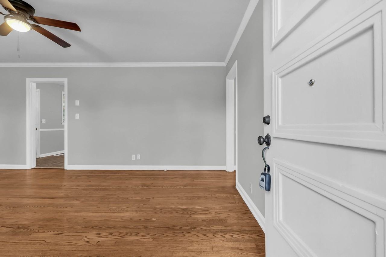 143 N Meadow Dr - Photo 3 of 25