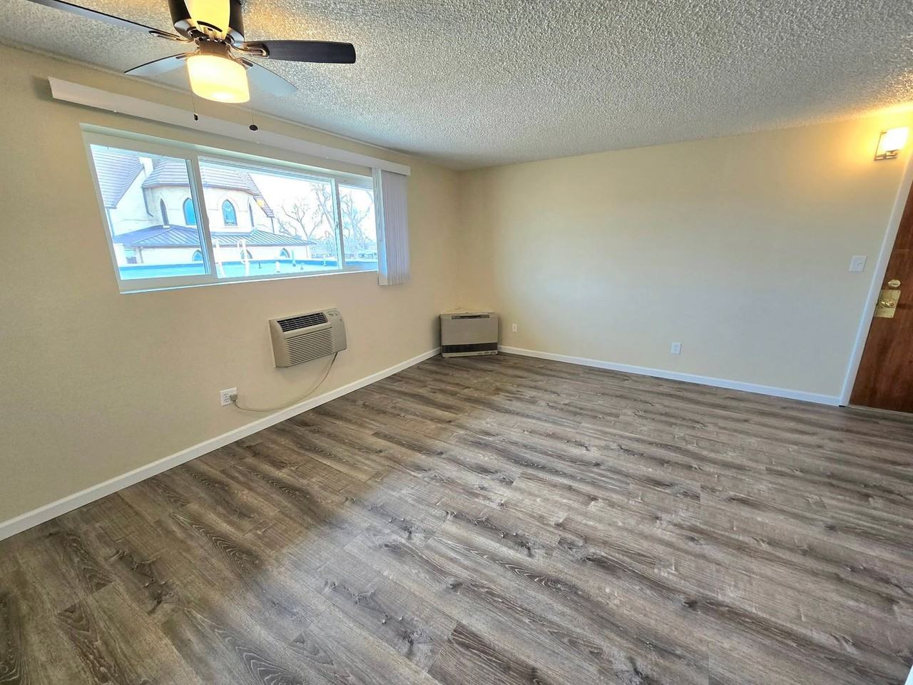 917 12th St - Photo 3 of 9