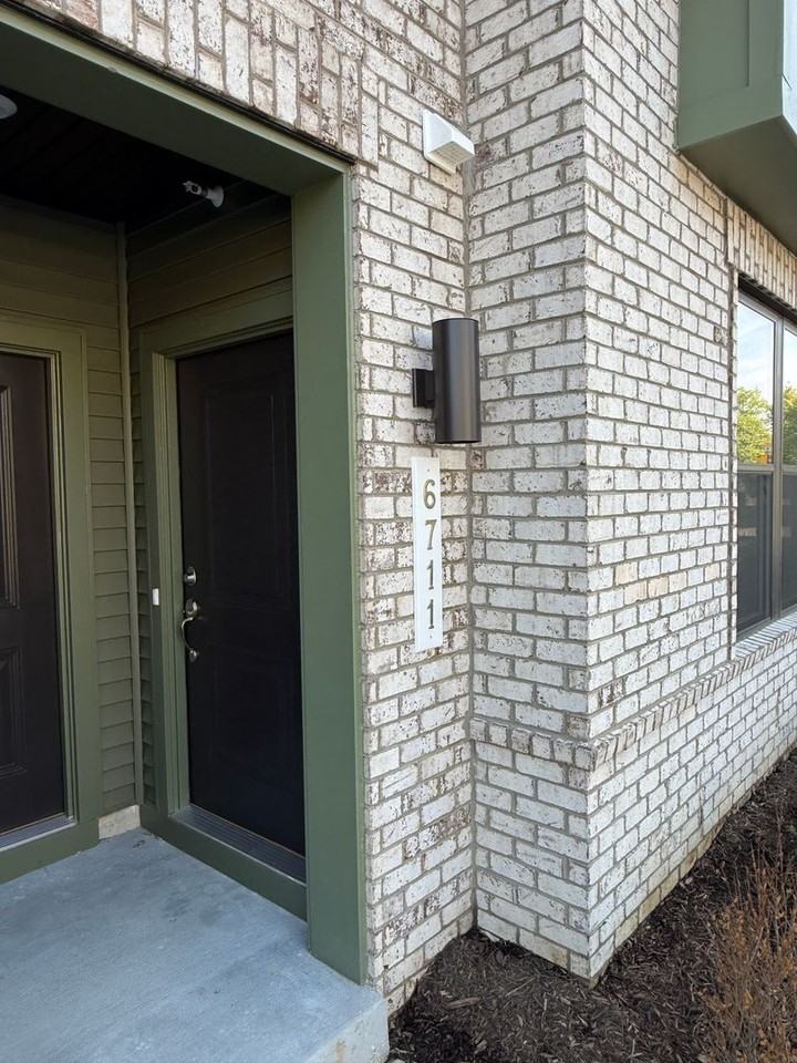6711 Belcrest Rd - Photo 2 of 25