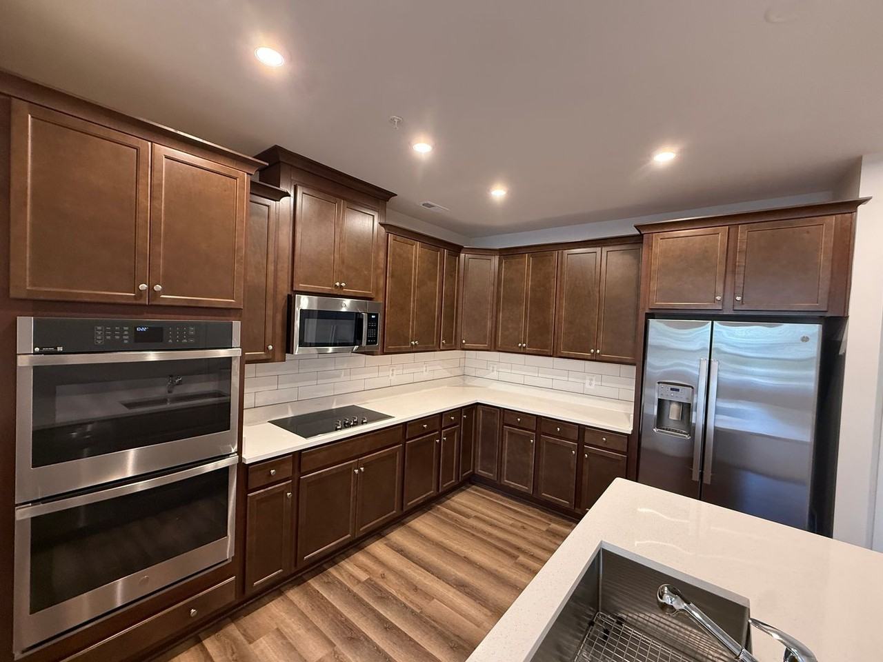 6711 Belcrest Rd - Photo 4 of 25