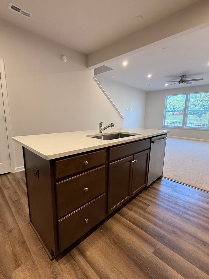 6711 Belcrest Rd - Photo 5 of 25