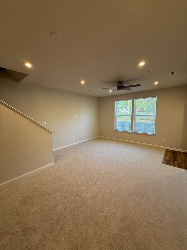 6711 Belcrest Rd - Photo 7 of 25