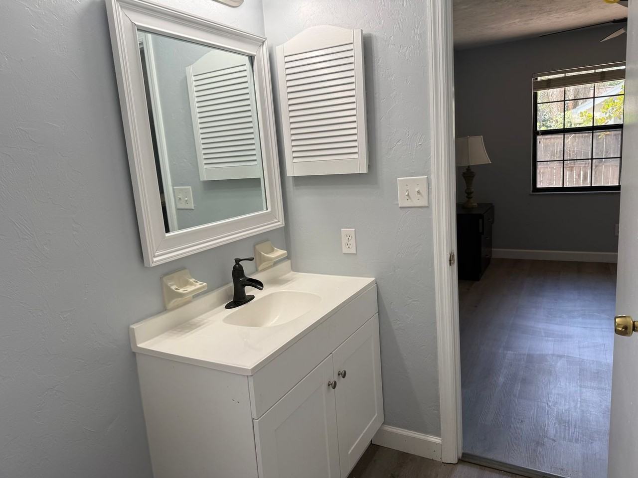 806 Ne 7th St - Photo 2 of 15