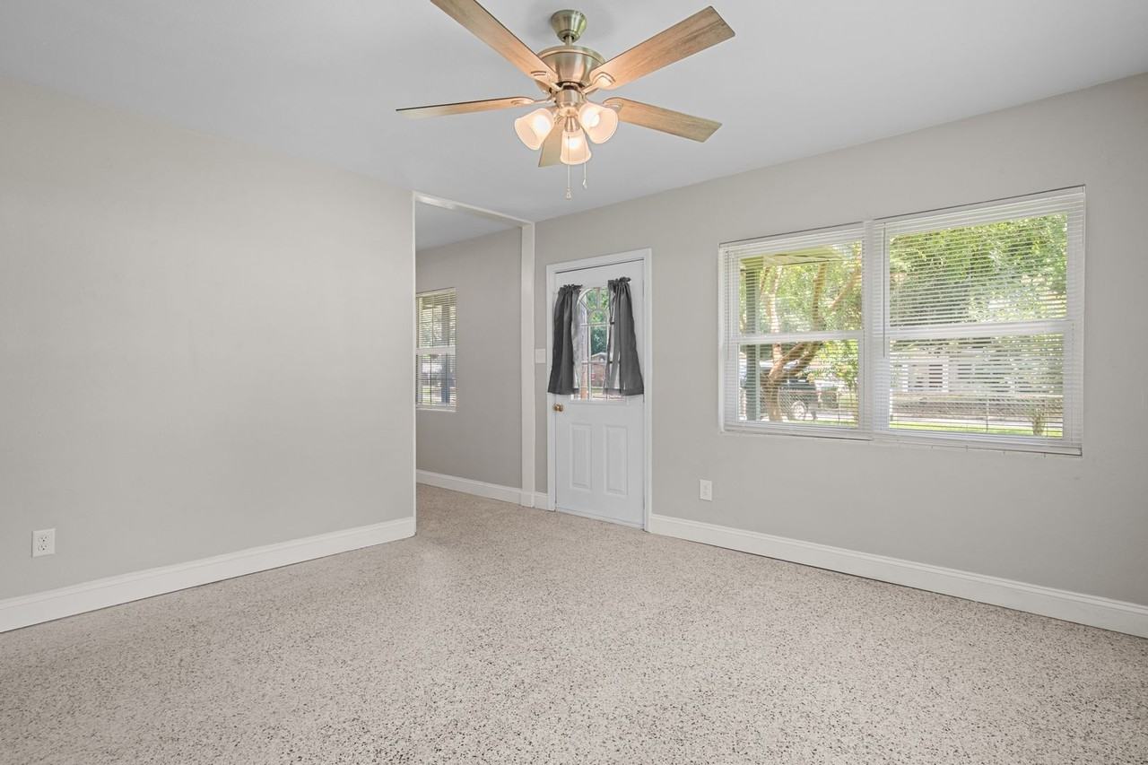 613 Edgecliff Dr - Photo 4 of 32