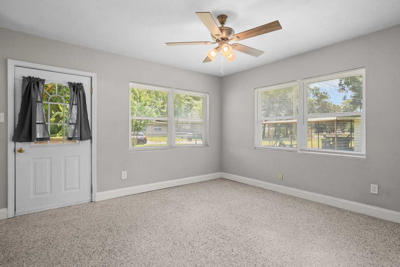 613 Edgecliff Dr - Photo 5 of 32