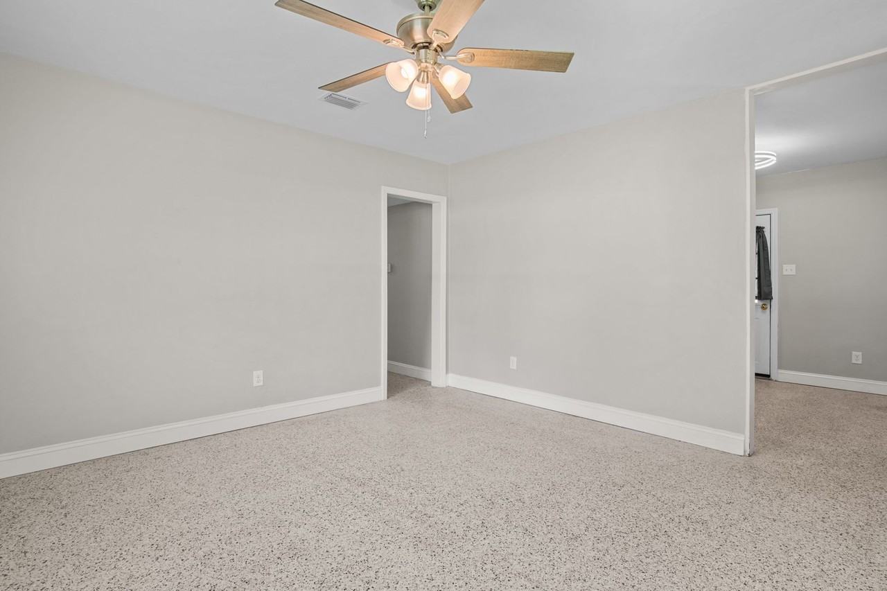 613 Edgecliff Dr - Photo 7 of 32