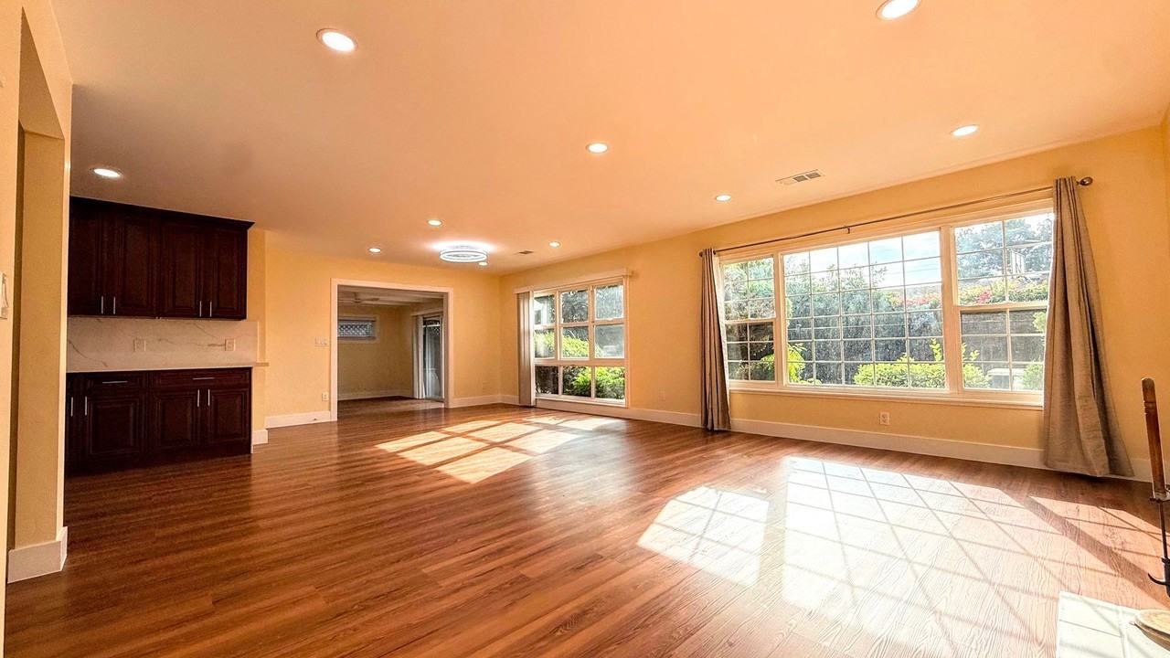 5250 Keystone Dr - Photo 5 of 26