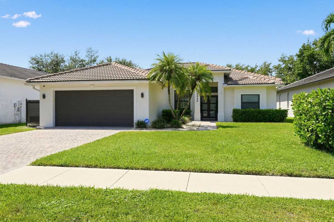2926 Inlet Cove Ln E - Photo 3 of 41