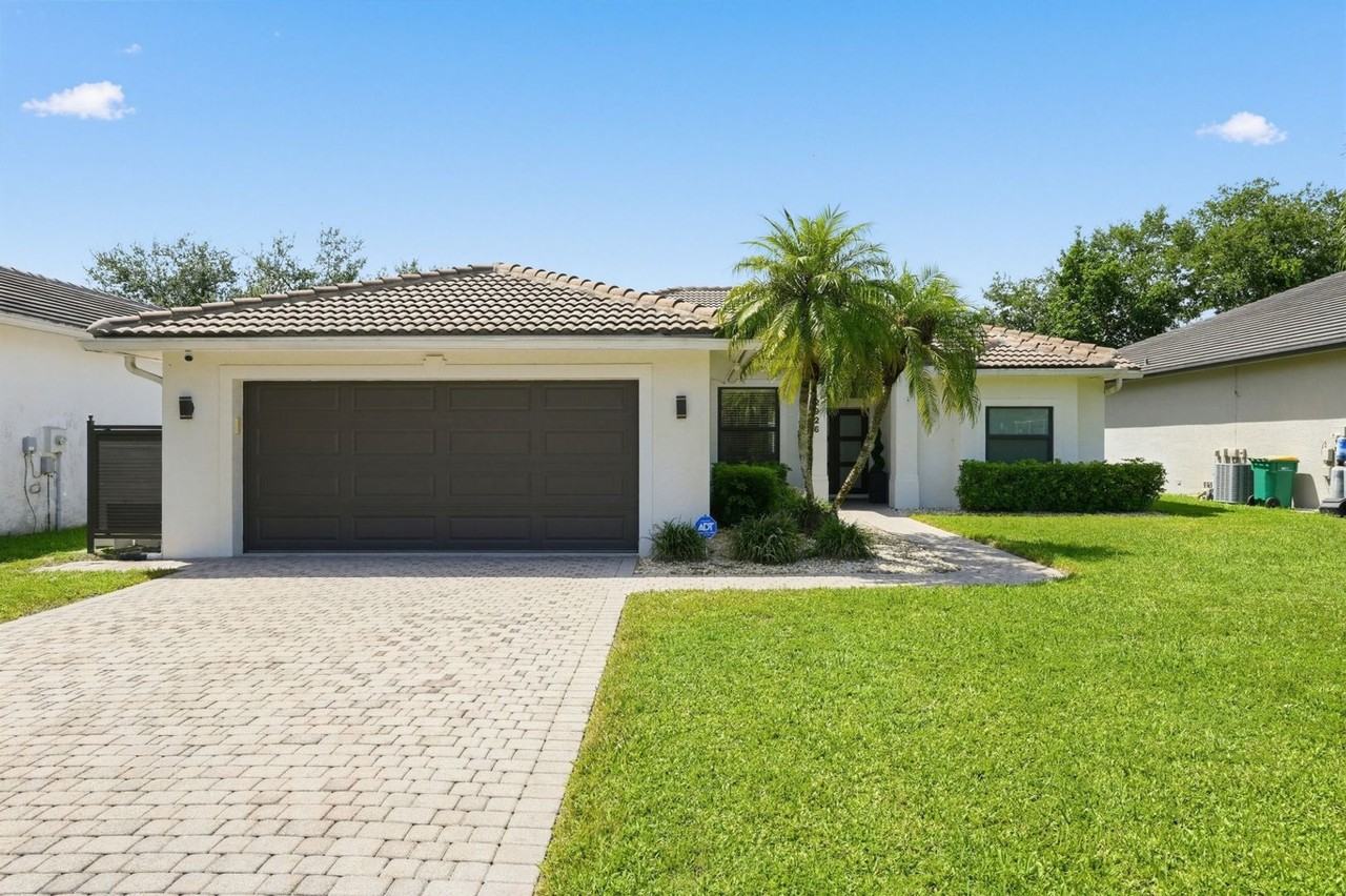 2926 Inlet Cove Ln E - Photo 4 of 41