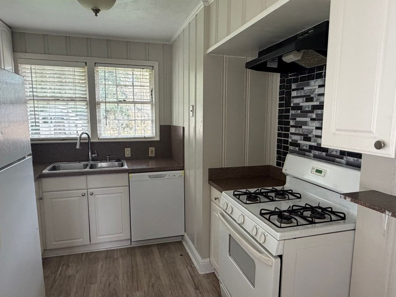 180 Southfield Rd - Photo 3 of 9