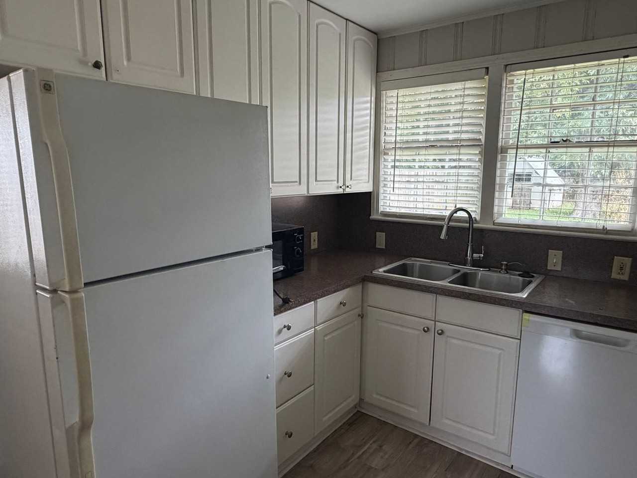 180 Southfield Rd - Photo 4 of 9