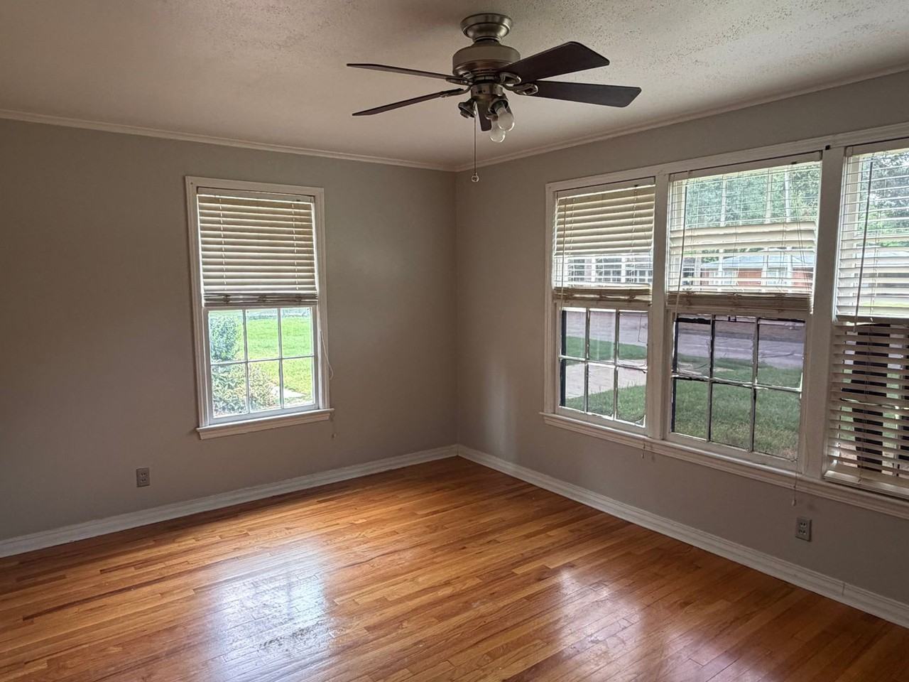 180 Southfield Rd - Photo 5 of 9