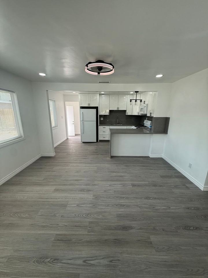 370 Richfield Ave - Photo 3 of 21