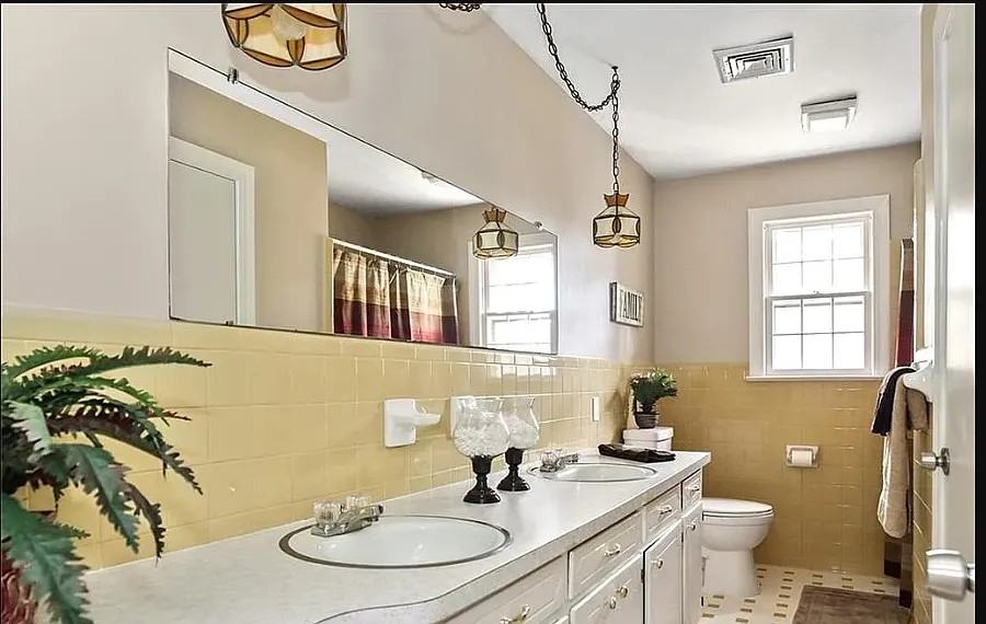 205 Woodford Dr #1 - Photo 5 of 33
