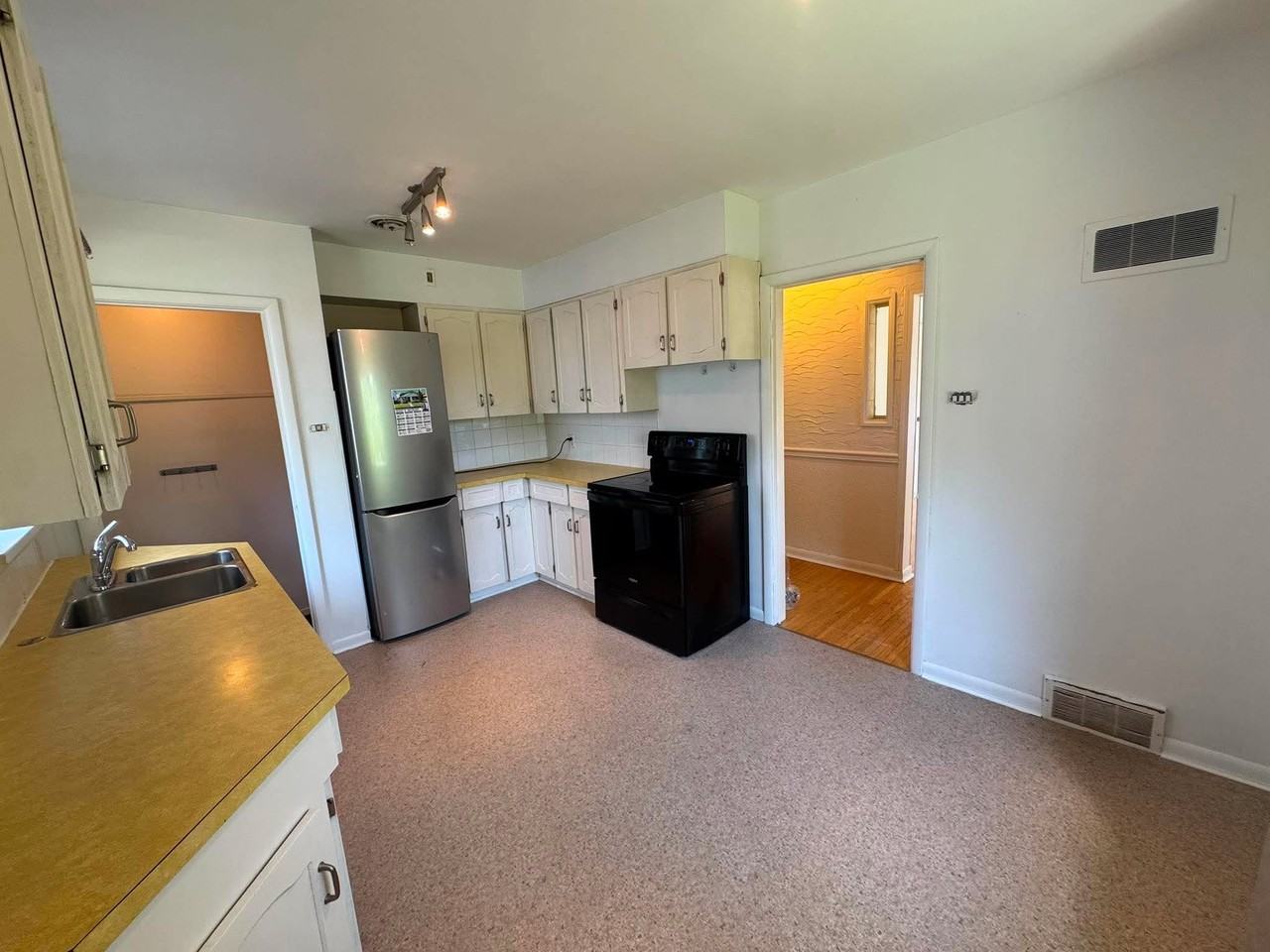 321 Lockwood St - Photo 3 of 26