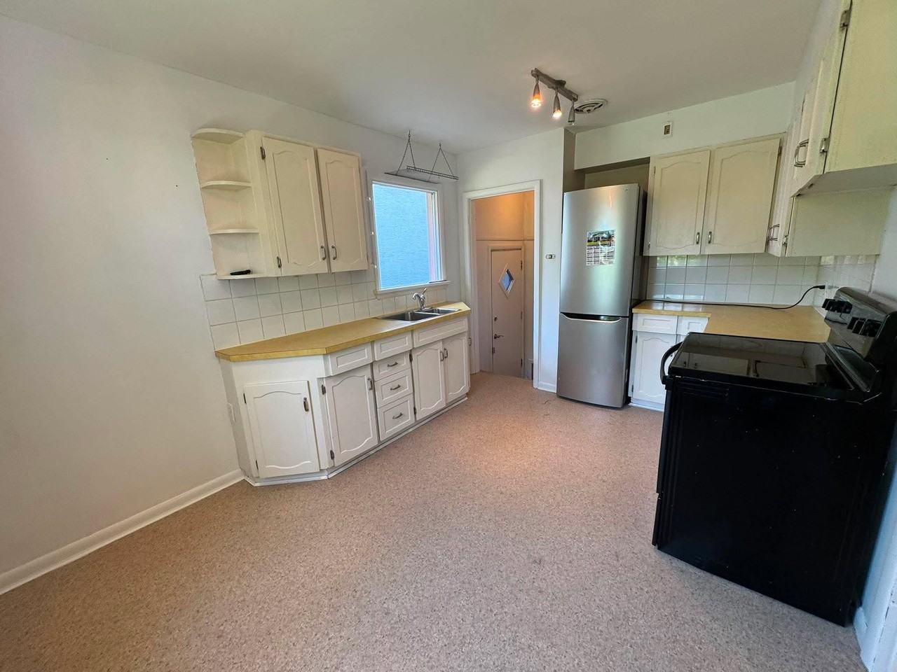 321 Lockwood St - Photo 4 of 26