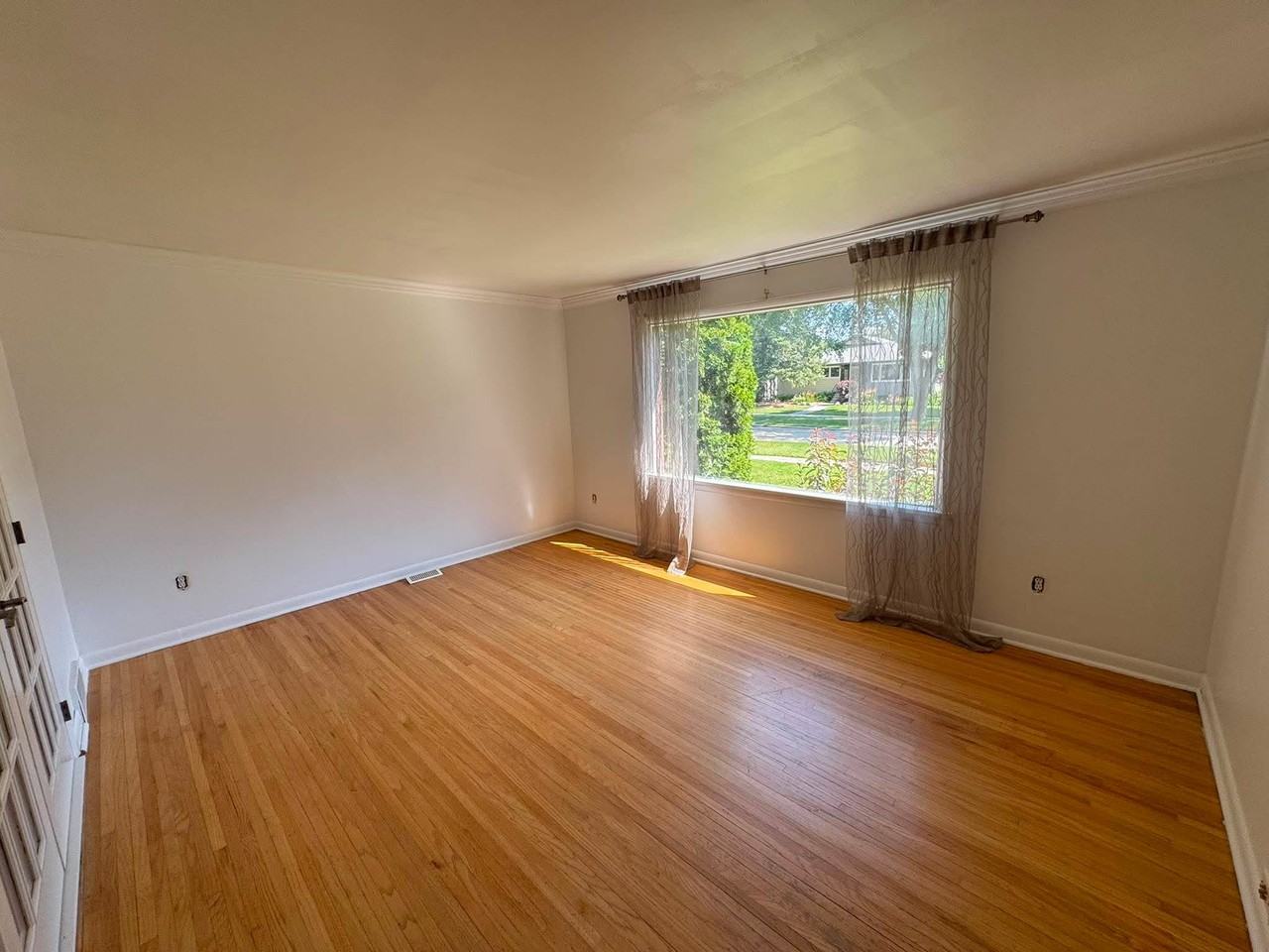 321 Lockwood St - Photo 7 of 26
