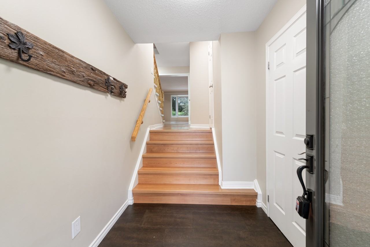 41 Hawley Cres - Photo 3 of 36
