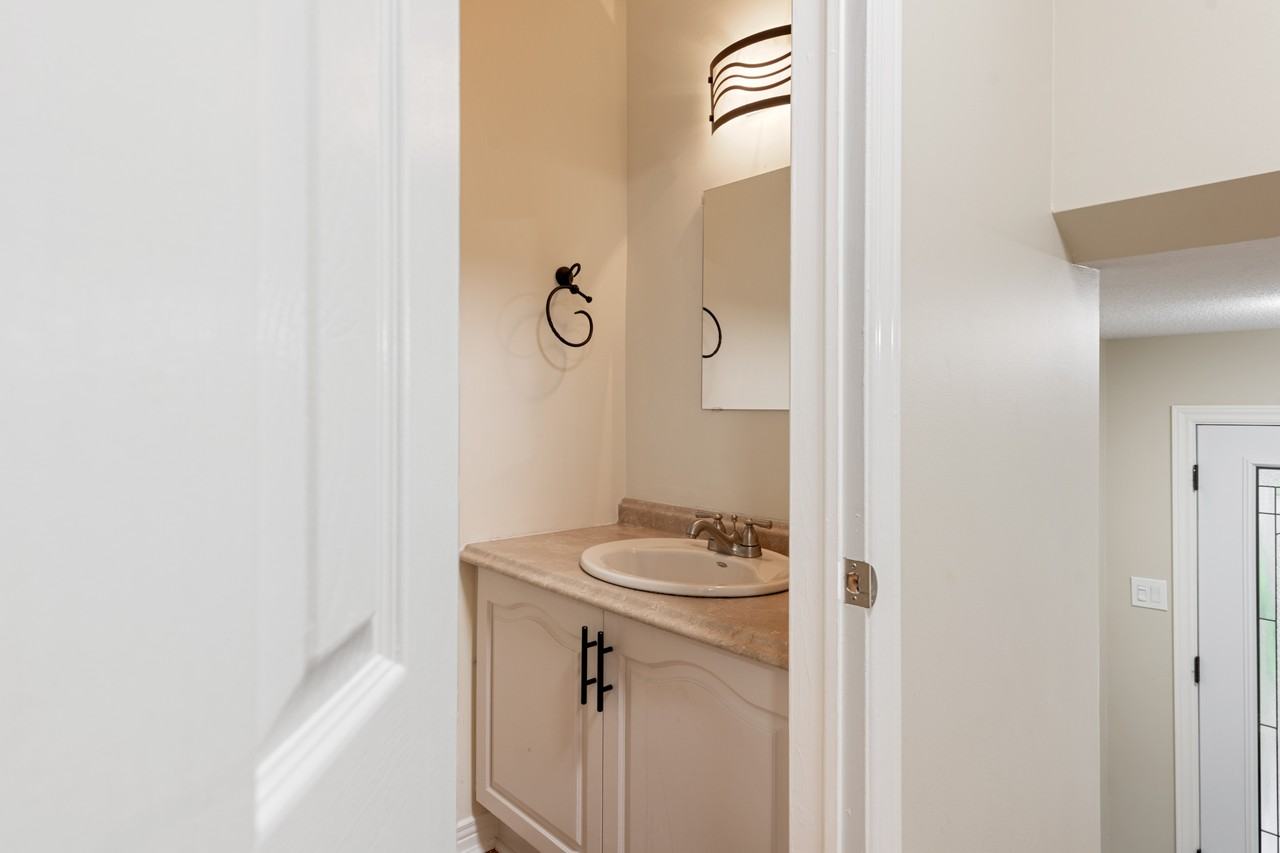 41 Hawley Cres - Photo 5 of 36