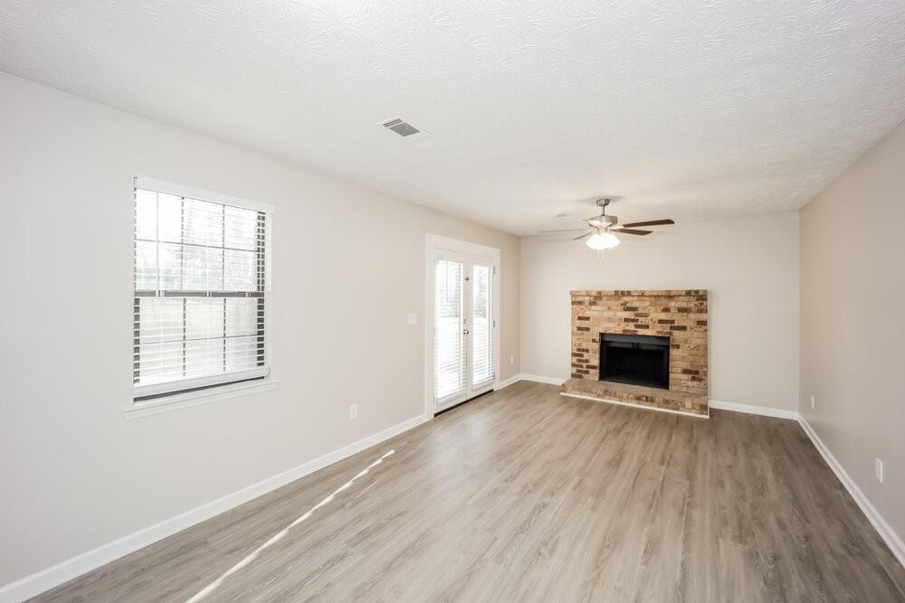 1037 Lombardy Way - Photo 4 of 17