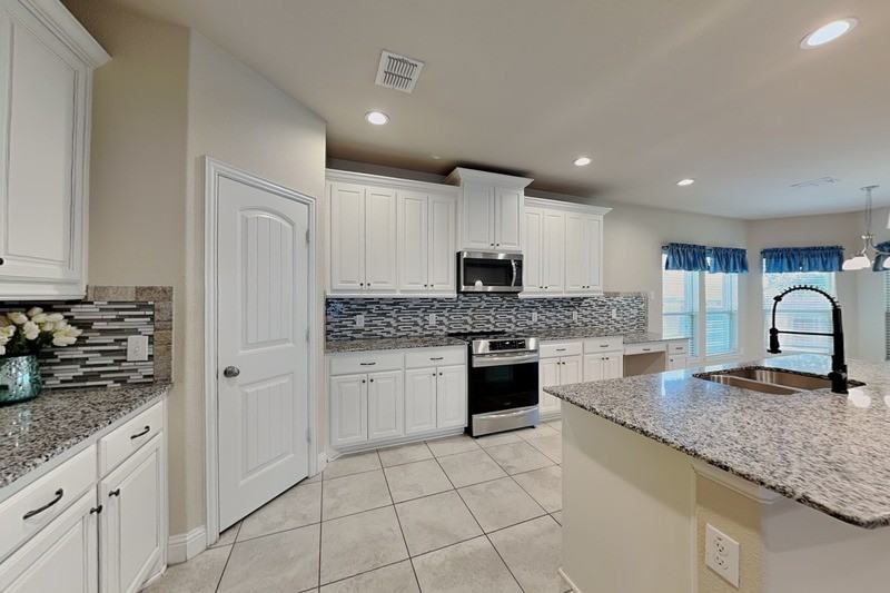 7417 Rose Crest Blvd - Photo 4 of 18