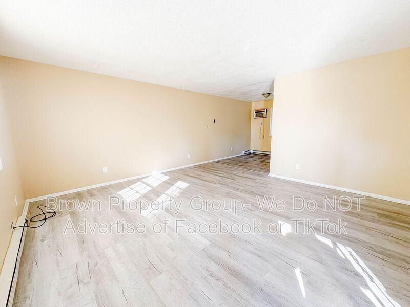 2310 Barrington Cir - Photo 2 of 13