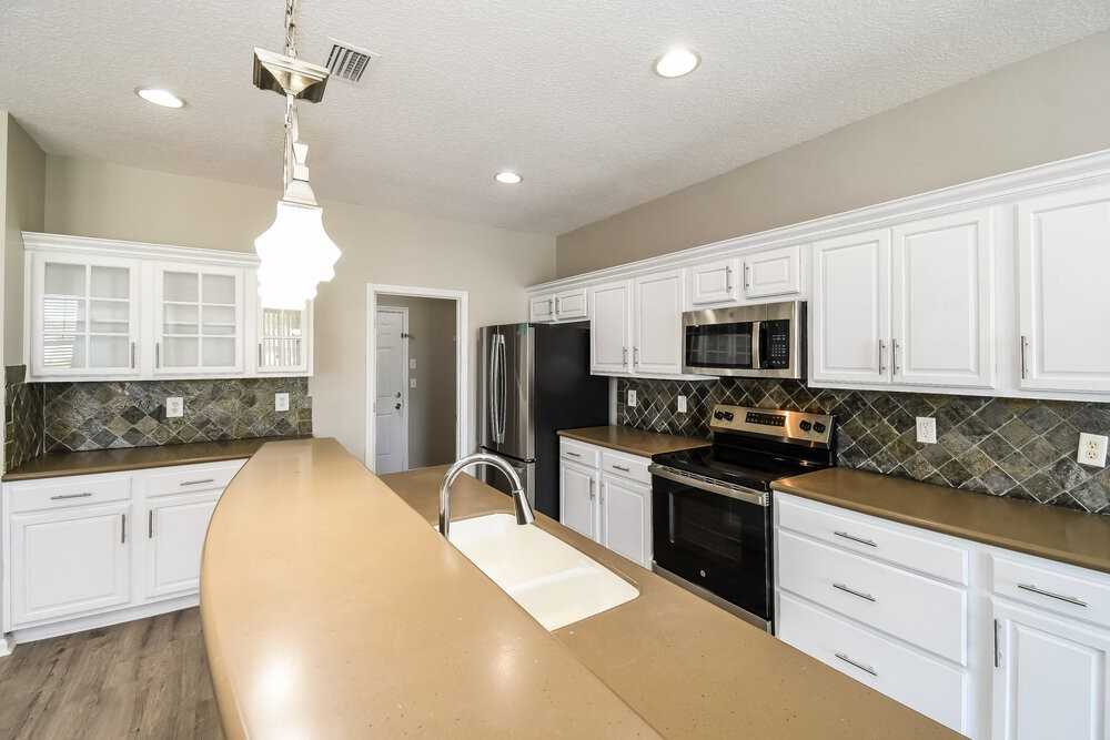 3901 Cedar Bluff Ln - Photo 7 of 16