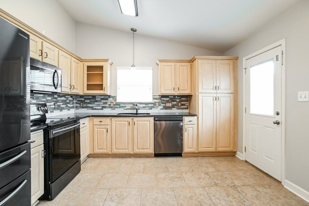 4706 Capstone Dr - Photo 7 of 17