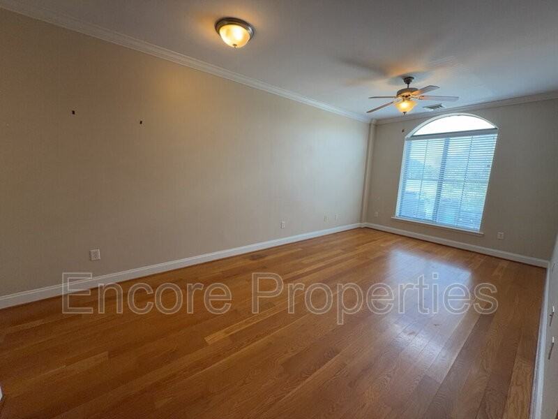 510 E Broad St #221 - Photo 3 of 10