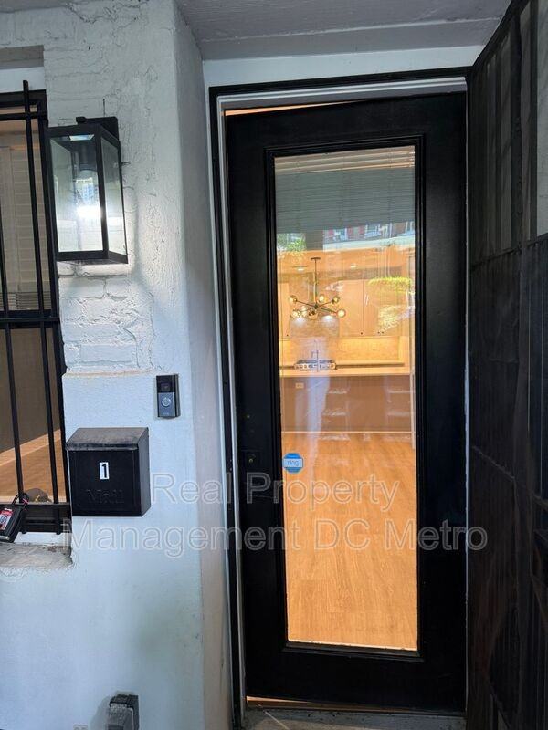 1331 Taylor St Nw - Photo 4 of 26