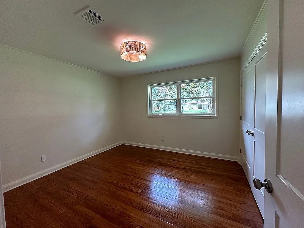 214 West Brentwood Boulevard - Photo 3 of 15