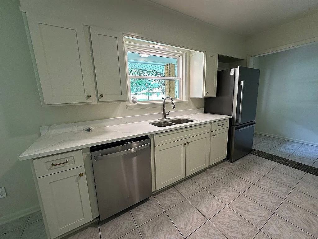 214 West Brentwood Boulevard - Photo 7 of 15