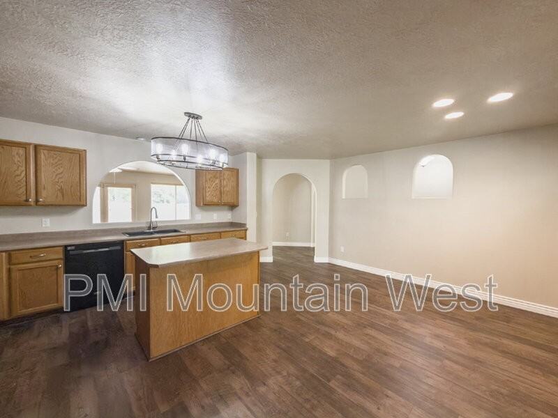 955 Alton Dr - Photo 2 of 29