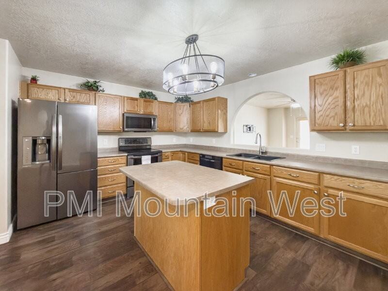 955 Alton Dr - Photo 3 of 29