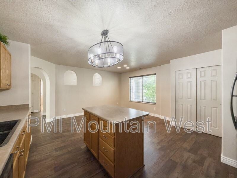 955 Alton Dr - Photo 4 of 29