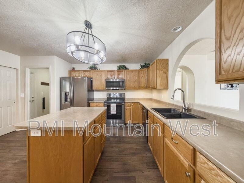 955 Alton Dr - Photo 5 of 29