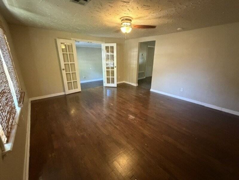 1439 S West Ave - Photo 3 of 20