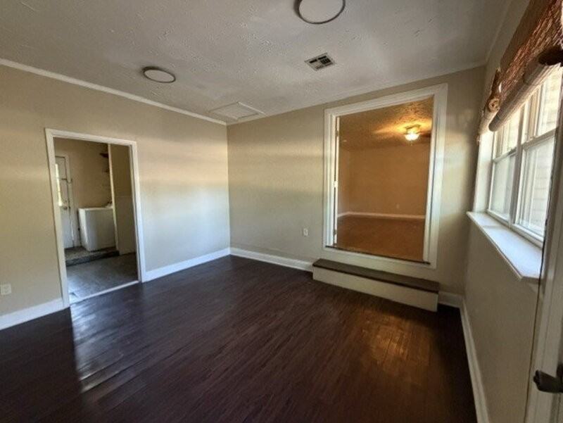 1439 S West Ave - Photo 4 of 20