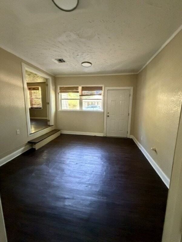 1439 S West Ave - Photo 5 of 20