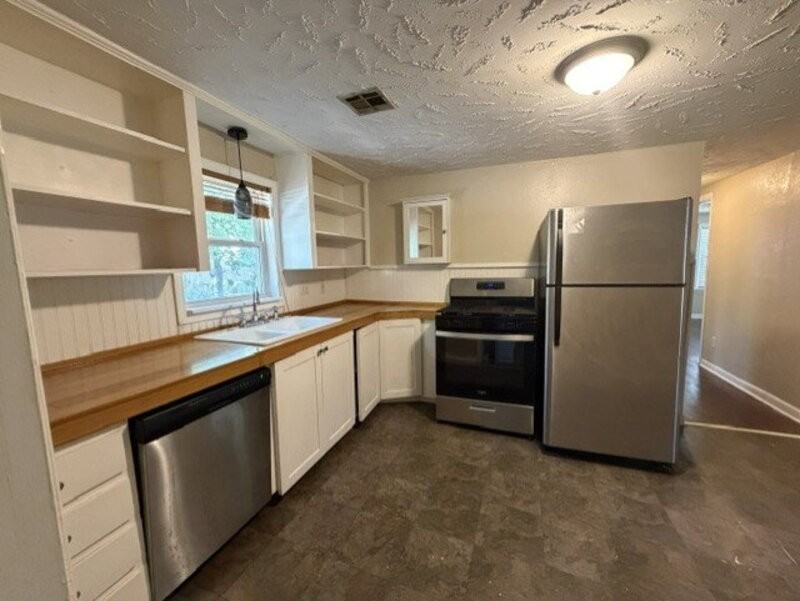 1439 S West Ave - Photo 7 of 20