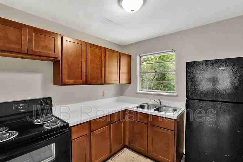4630 Effingham Rd - Photo 2 of 21