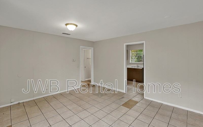4630 Effingham Rd - Photo 4 of 21