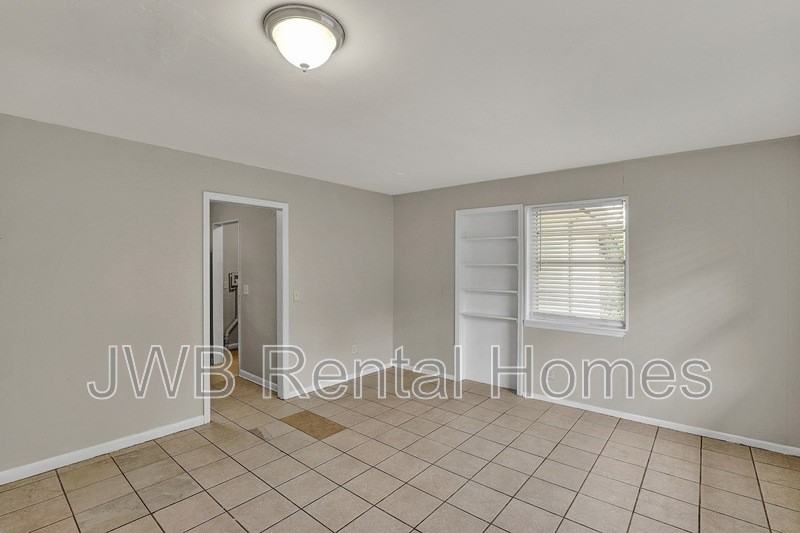 4630 Effingham Rd - Photo 5 of 21