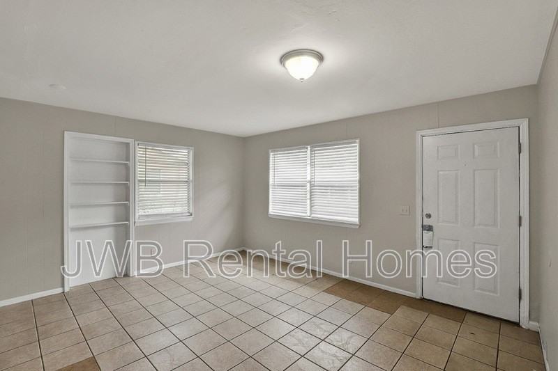4630 Effingham Rd - Photo 6 of 21